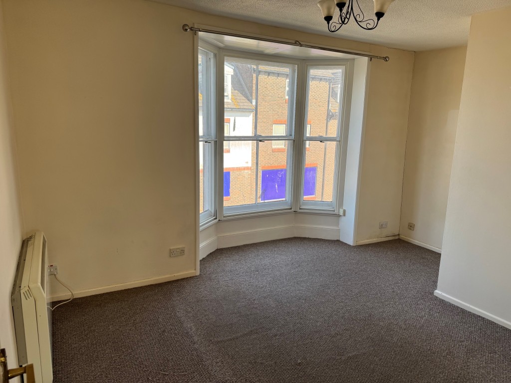 Lot: 128 - TWO-BEDROOM TOWN CENTRE FLAT FOR INVESTMENT OR OCCUPATION - Living Room